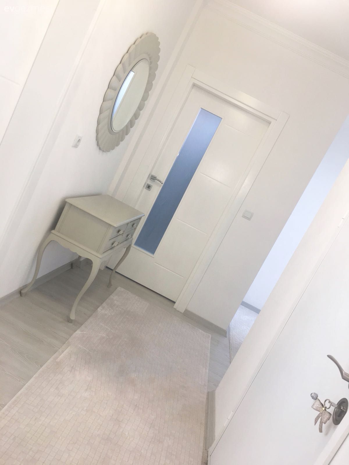 Dresuar, Antre, Hol, Beyaz halı