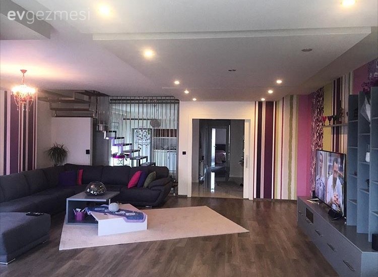 Tutku hanımın parçalı duvar kağıdı ile farklı bir hava kazanan salonu.