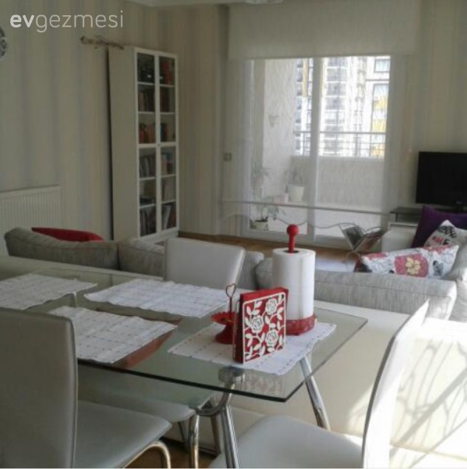 Gri ve beyaz tonlarına, kırmızı vurgusuyla konforlu bir dekor..