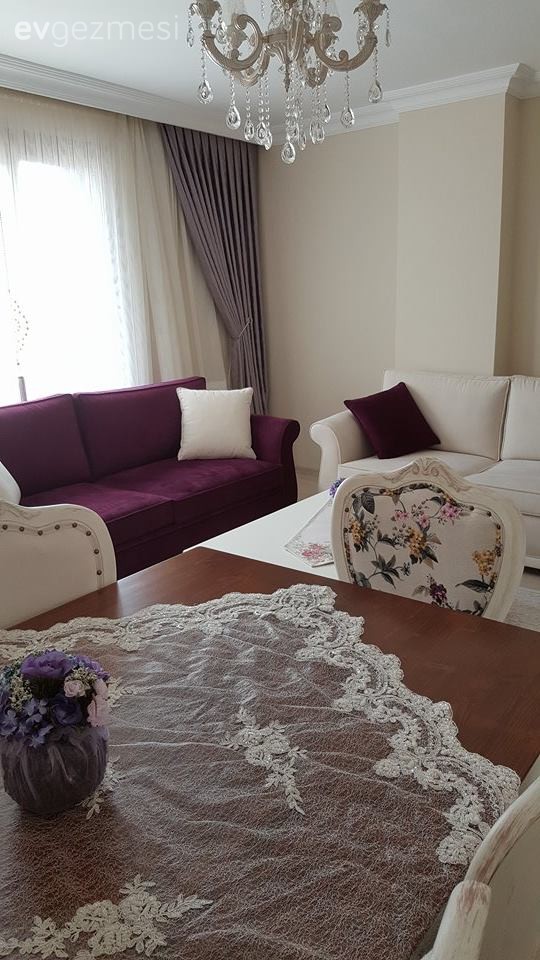 Esengül hanımın küçük alanda ferahlığı yakaladığı, tatlı evi..