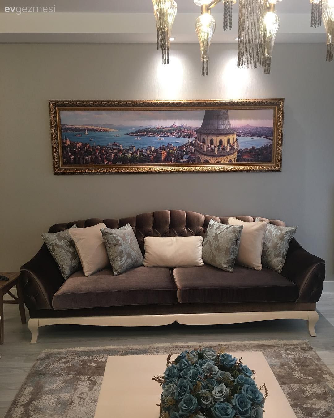 Salon, Mavi, Kahverengi, Altın çerçeve, Altın, Kırlent, Halı, Salon halısı, Orta sehpa, Yapay çiçekler