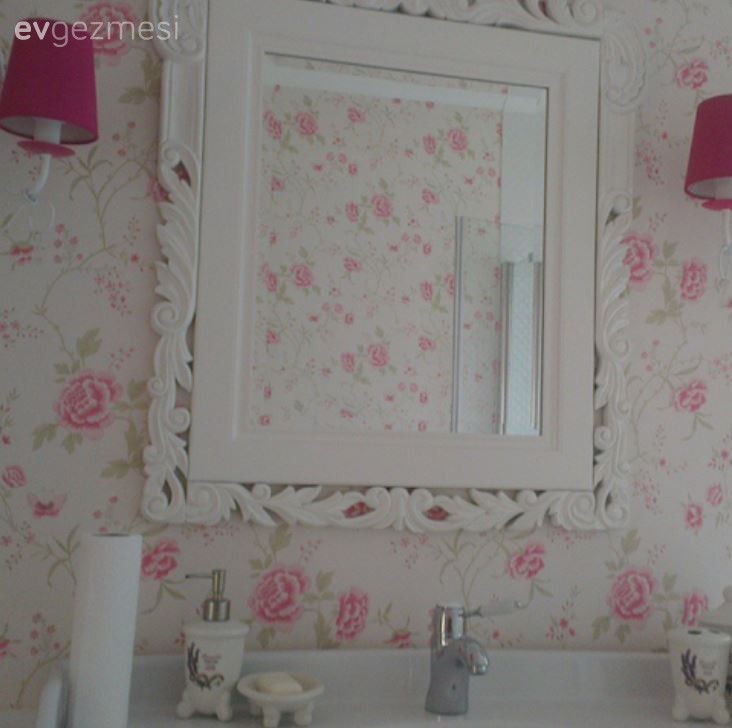 Aygün hanımın duvar kağıtları ile hareketlenen banyo dekorları..