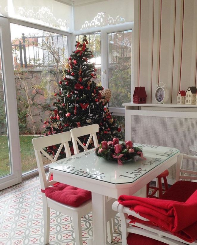 Aygün Hanım'ın Kırmızı-Beyaz Vurgulu Kış Bahçesinde Yeni Yıl Dekoru..