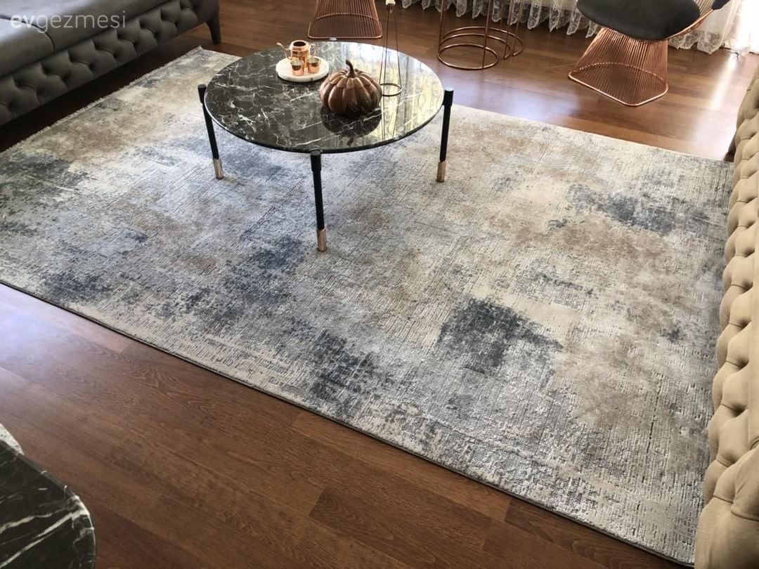 Kaliteli dokular, çağdaş mobilyalar. Modern ve şık bir salon dekorasyonu..