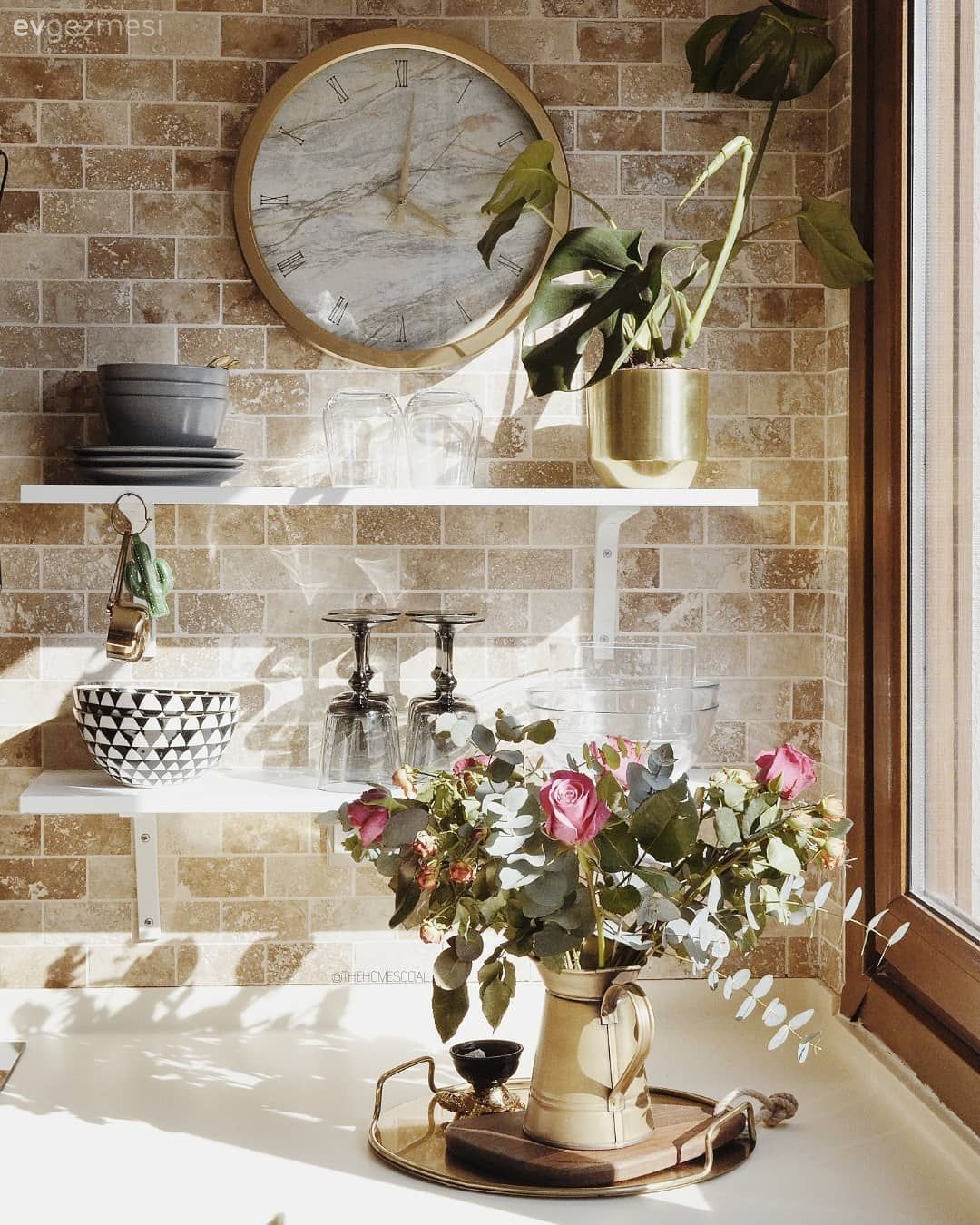 Mutfak rafı, Duvar saati, Beyaz mutfak, Altın, Çiçekler