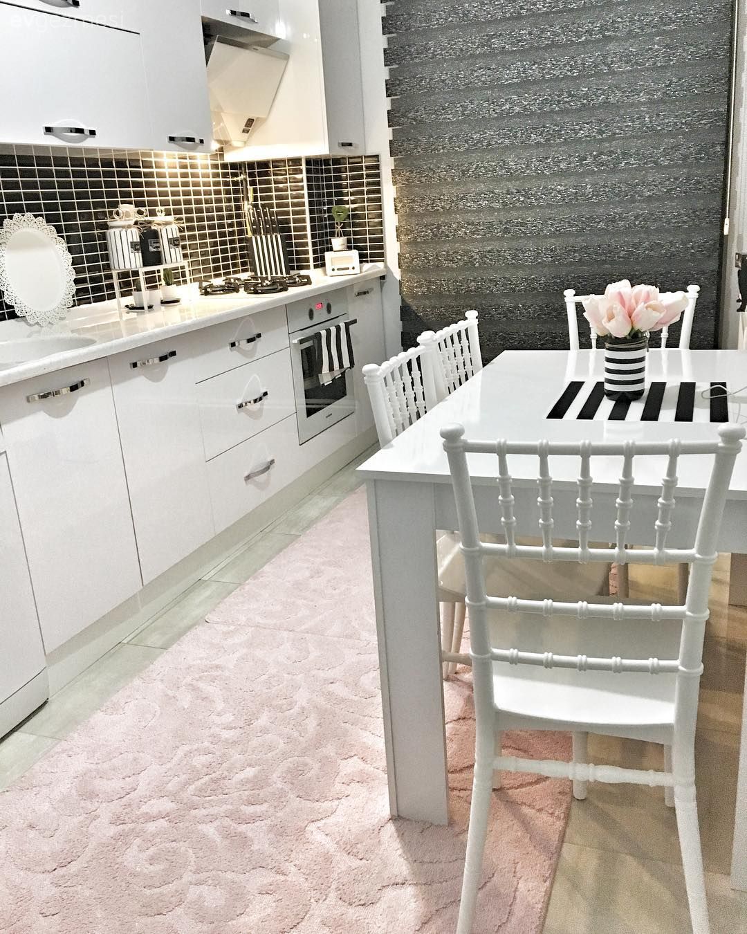 Beyaz mutfak, Mutfak masası, Halı, Mutfak halısı, Mutfak