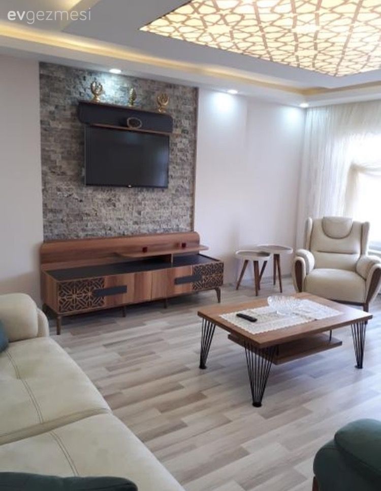 Gergi tavan, Orta sehpa, Berjer, Taş duvar, Ceviz, Krem, Tv ünitesi, Salon