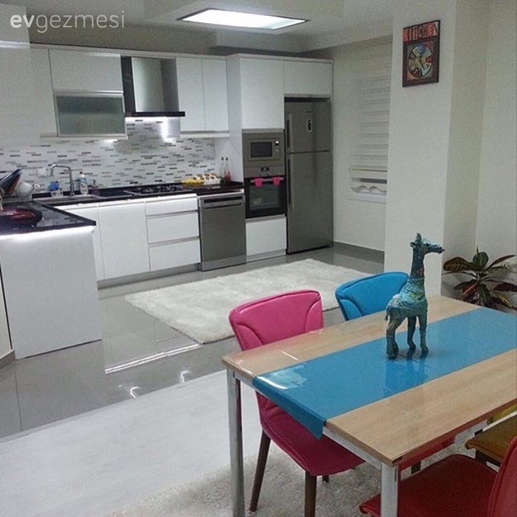 Renkli aksesuarlarla canlılık kazanan, abartısız ve ferah bir ev..