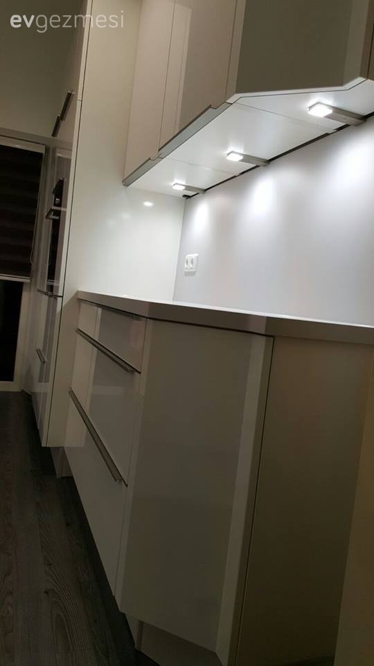 Derya hanımın desenli tezgah arasıyla çehresi yumuşayan modern mutfağı