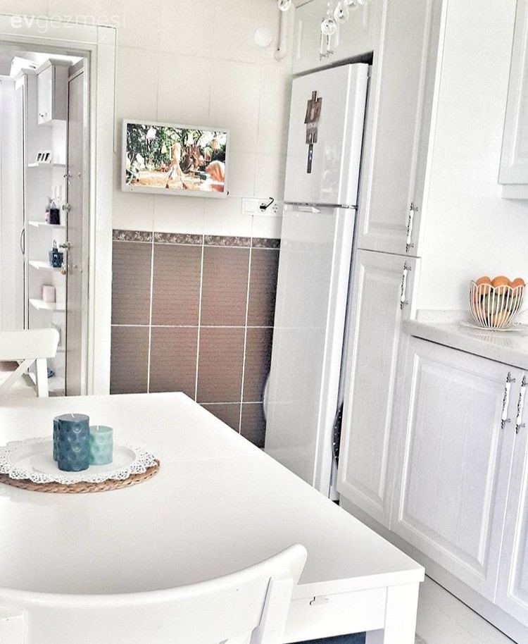 Beyaz mutfak, Mutfak, Mutfak masası