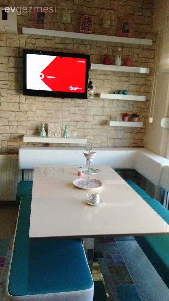 Sibel hanımın mavi ve ahşap uyumuyla dingin ve konforlu evi..