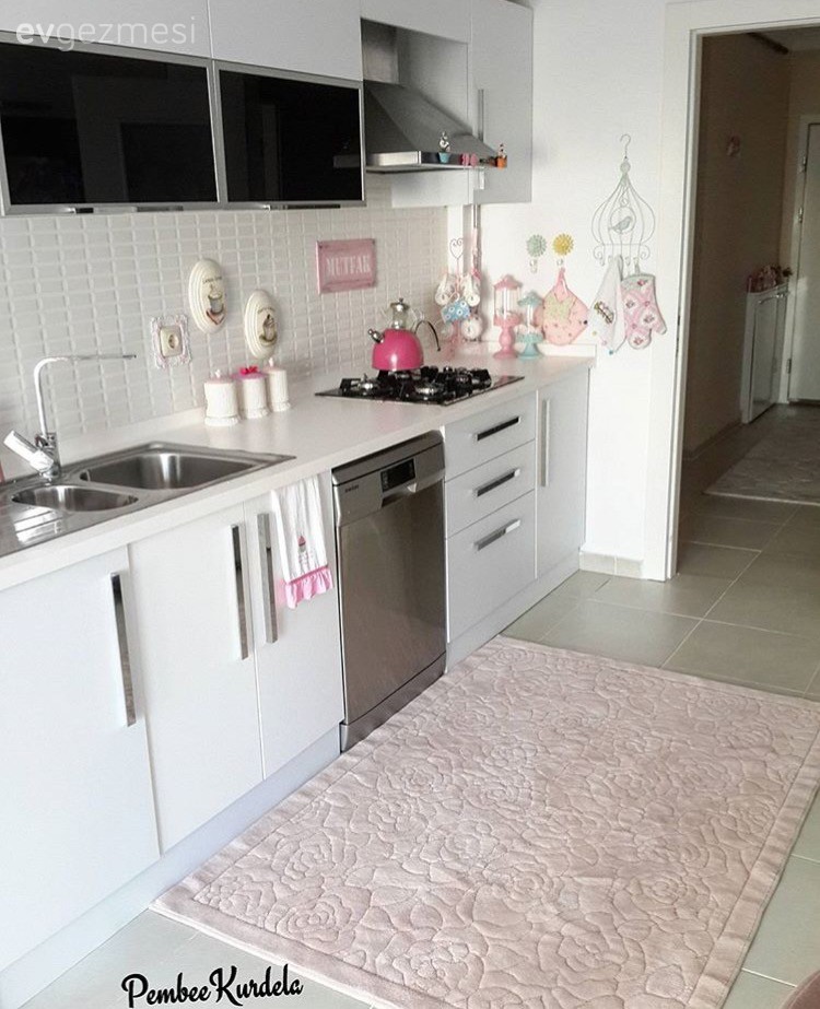 Yapışkanlı folyolarla dönüşüm geçiren bir mutfak..