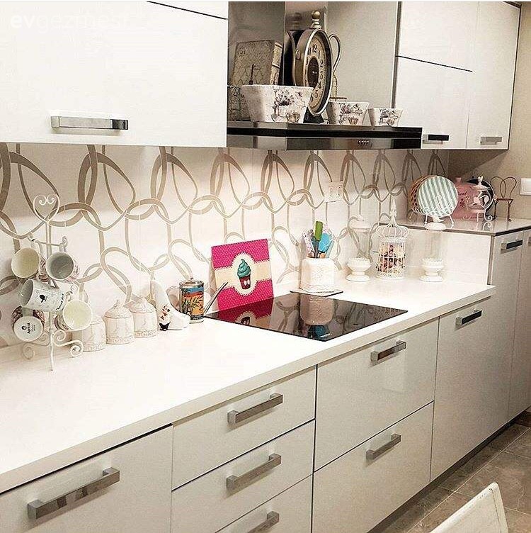 Esra hanımın yeni taşındığı evinin mutfak ve banyosu..