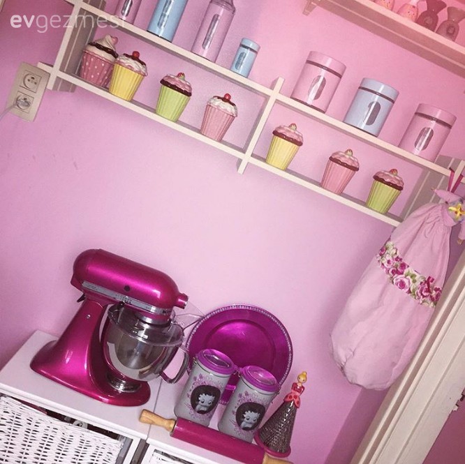 Çilem hanımın pembenin tonlarıyla dekore ettiği cıvıl cıvıl evi..