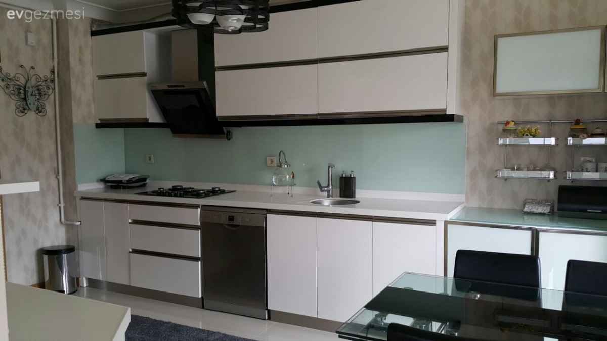 Hülya hanımın modern beyaz mutfağı ve cıvıl cıvıl balkonu..