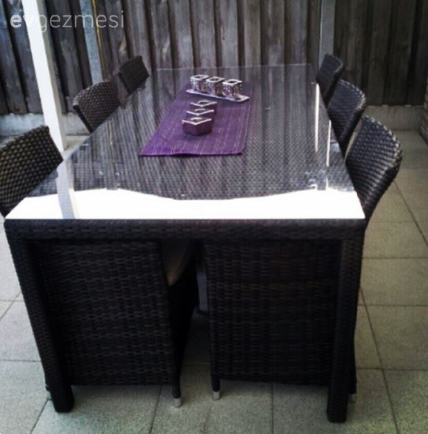 Siyah-beyaz filtrelerden çıkmış gibi, modern ve göz alıcı bir ev..