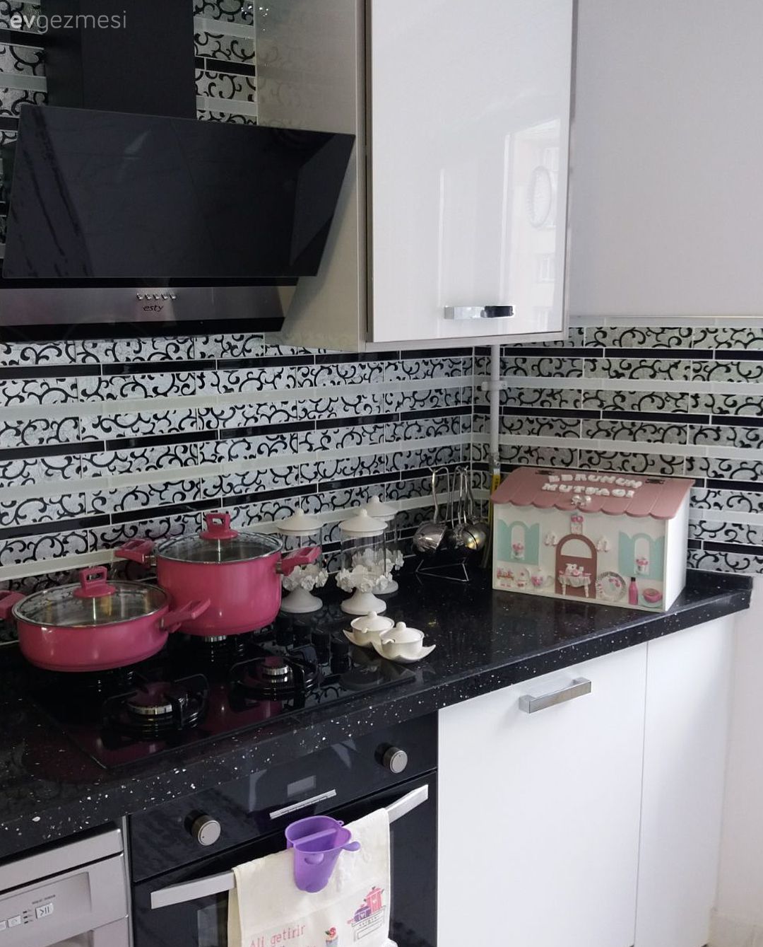 Duru renkleri ile sakin, klasik mobilyalarıyla şık. Ebru hanımın evinden..