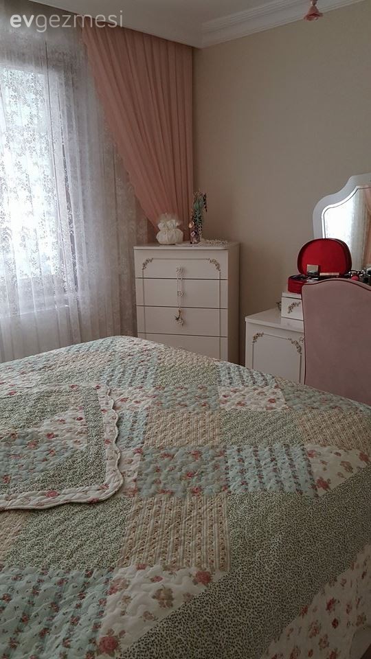 Esengül hanımın küçük alanda ferahlığı yakaladığı, tatlı evi..