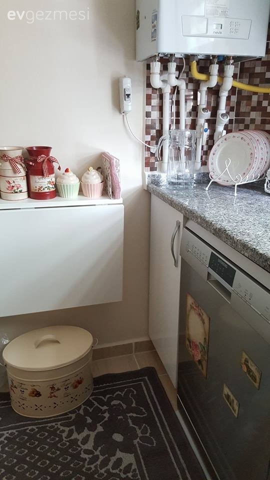 Esengül hanımın küçük alanda ferahlığı yakaladığı, tatlı evi..