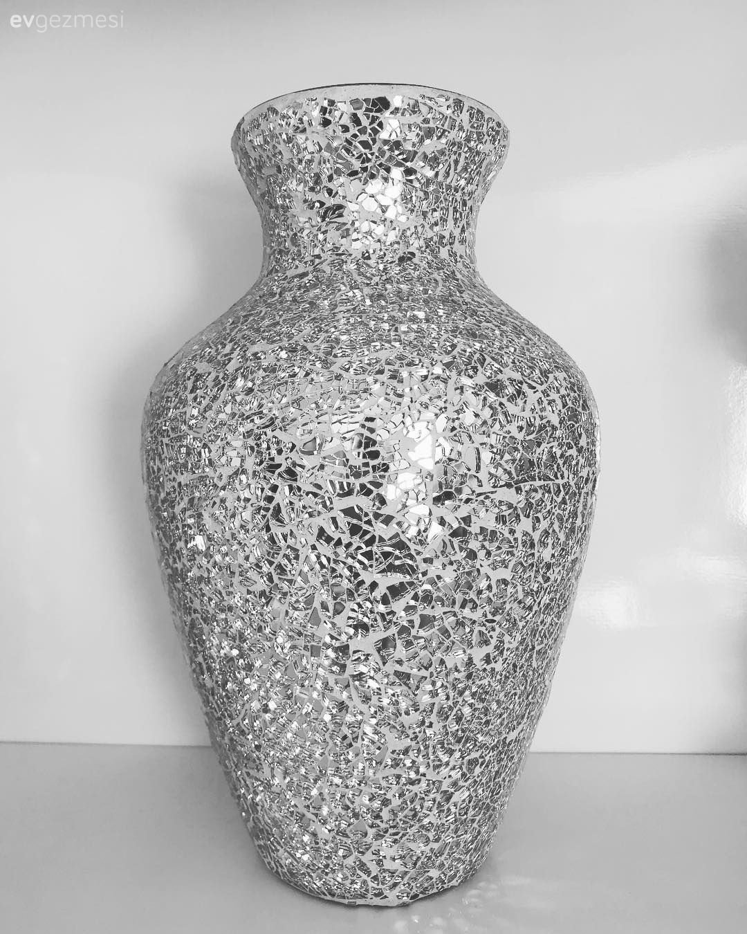 Gri, beyaz uyumuna gümüş detaylar ve aynaların göz alıcı hissi..