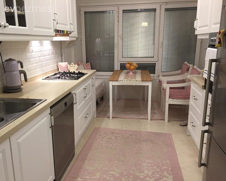 Özlem hanımın anısı olan aksesuarlarla dolu, zarif ve nostaljik evi..