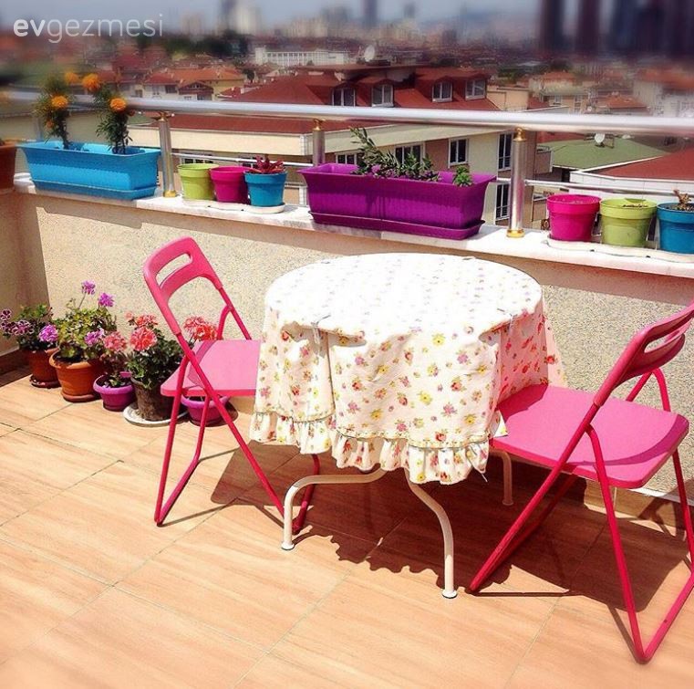 Arzu hanımın renkleri doyasıya kullandığı cıvıl cıvıl evi..