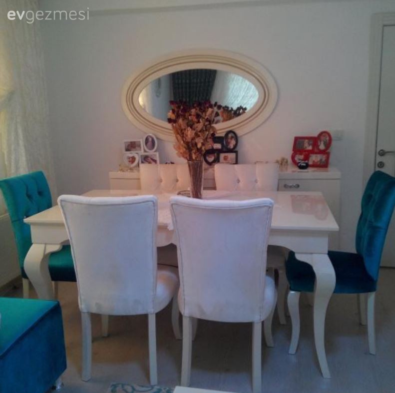 Rabia hanımın mavi-beyaz uyumu odağında olan, şık salonu..