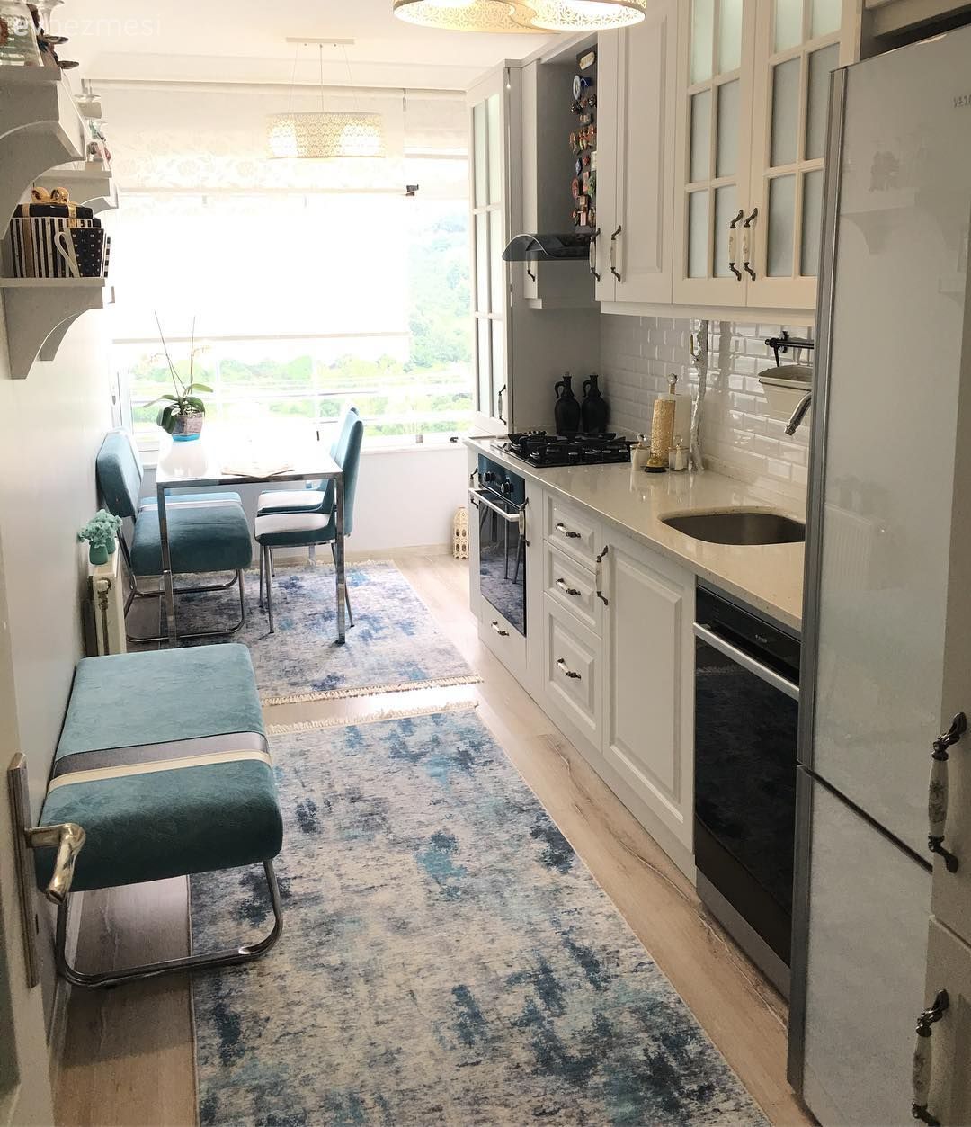 Mutfak, Beyaz mutfak, Halı, Mutfak halısı, Ankastre, Mutfak perdesi, Mutfak masası, Mavi