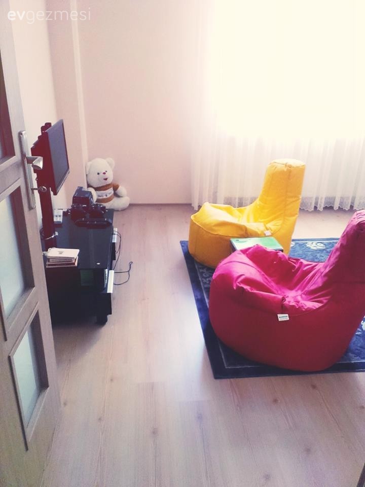 Meryem hanımın, sıcak renklerle döşediği aydınlık evi..