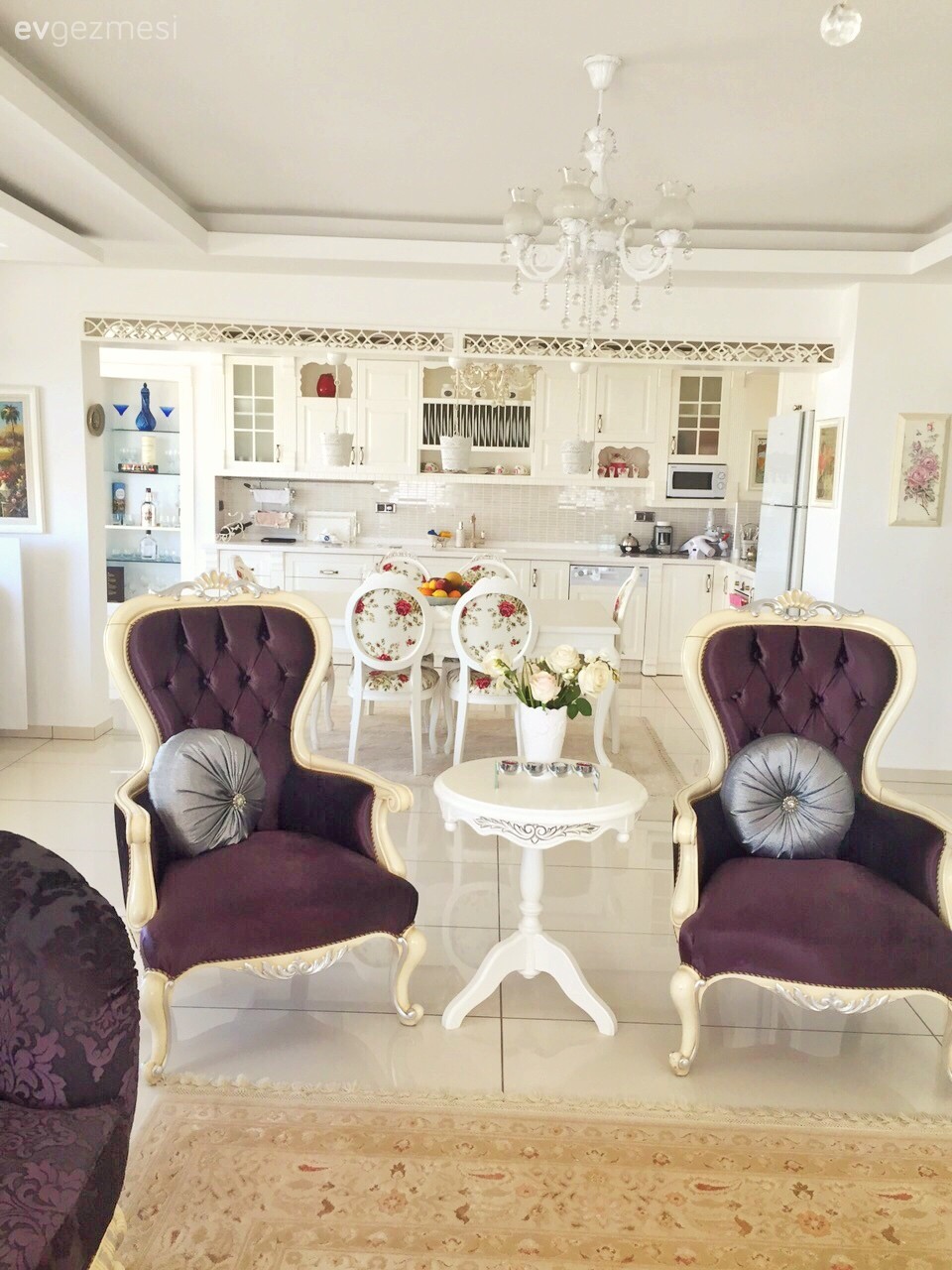 Country ve Modern İngiliz Stillerinin Karışımı Şık ve Konforlu Bir Ev