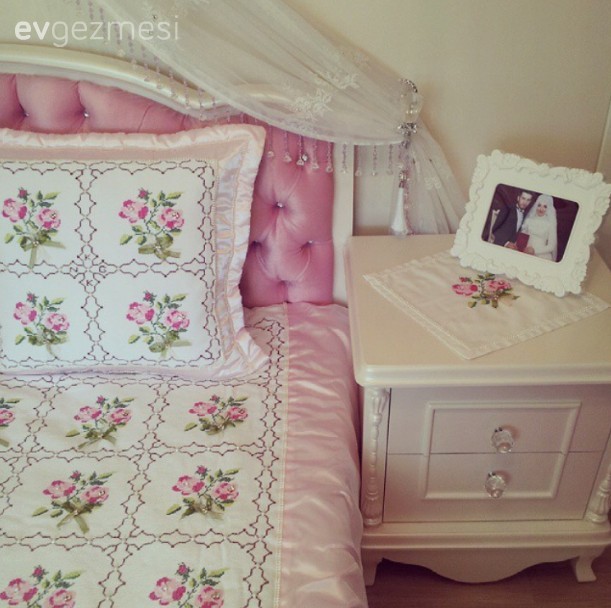 Pembe, Yatak Odası