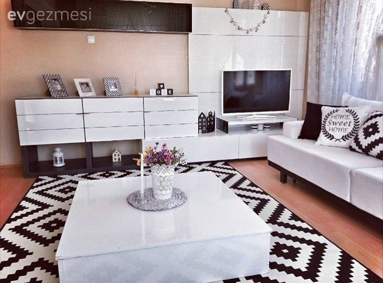 Burcu hanımın siyah-beyaz kontrastında, sürekli değişim içindeki evi..