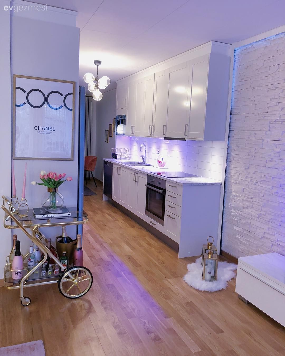 Bu Evde Modern Stil Feminen Bir Çehre Kazanmış