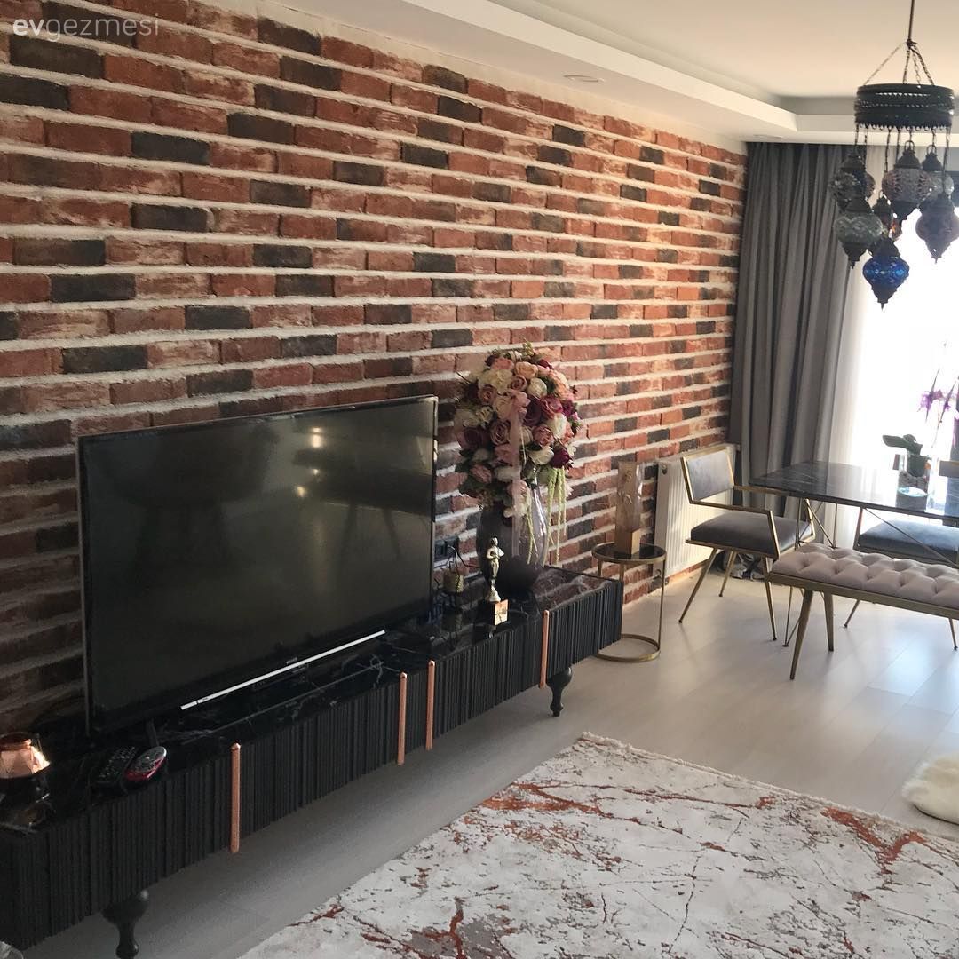 Tv ünitesi, Salon, Halı, Taş duvar, Yapay çiçekler