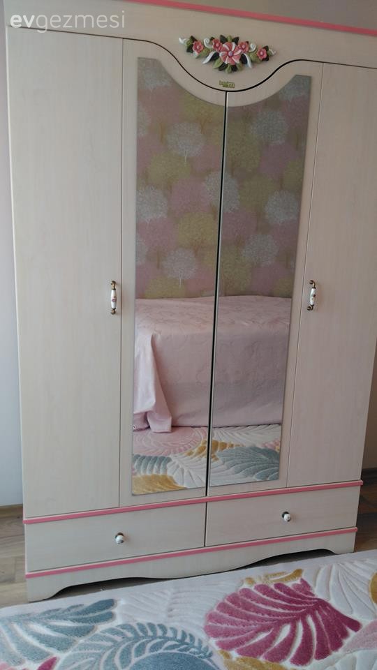 Dilara hanımın geniş evinde, abartıdan uzak ve şık bir dekor..