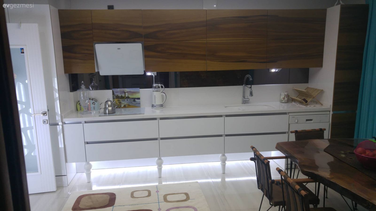 Mutfak, Modern mutfak, Çekmeceli mutfak dolapları, Beyaz mutfak, Beyaz ve ahşap mutfak, Kulpsuz mutfak dolabı, Ankastre