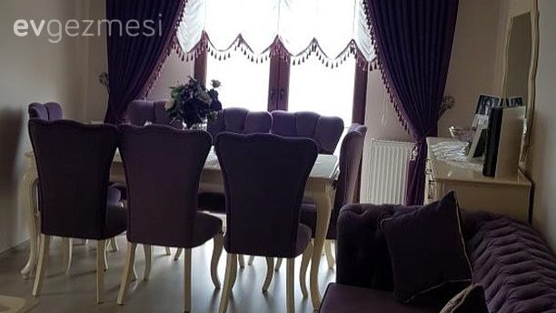 Kübra hanımın mor vurgulu, gösterişli salon dekoru..