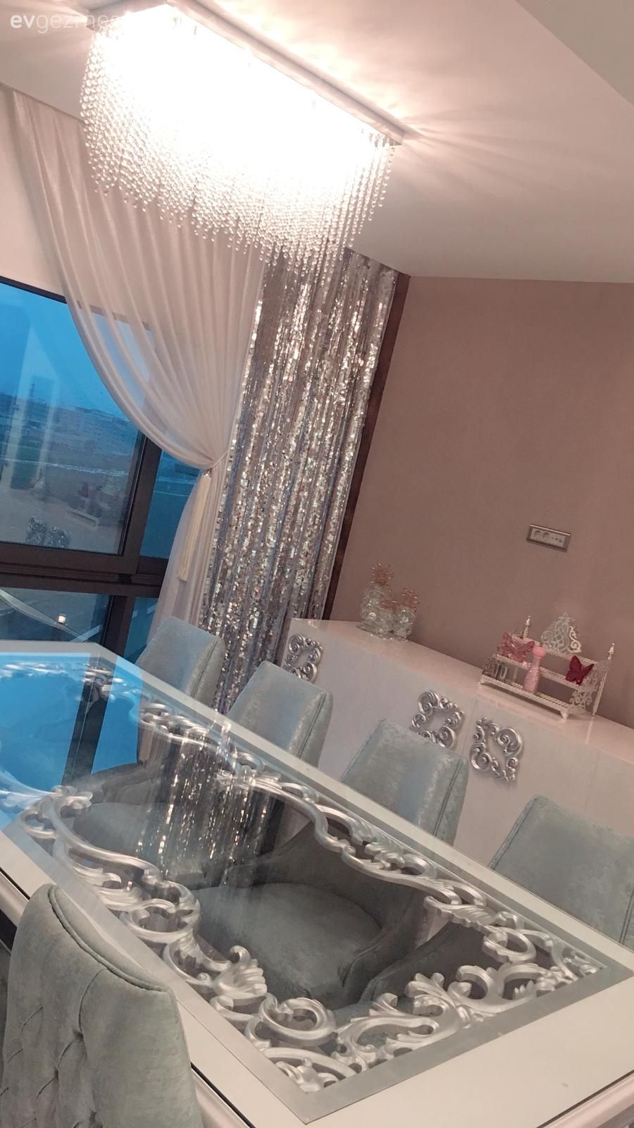 Bu Evde Sıradışı Seçimler, Cesur Renklerle Göz Alıcı Bir Ortam Var