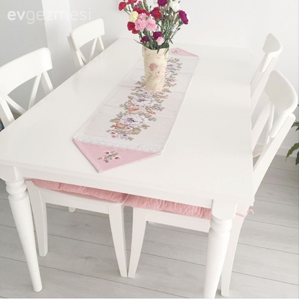 Pastel yeşil ve pembe vurgulu, zerafetin konfor ile buluştuğu ev..