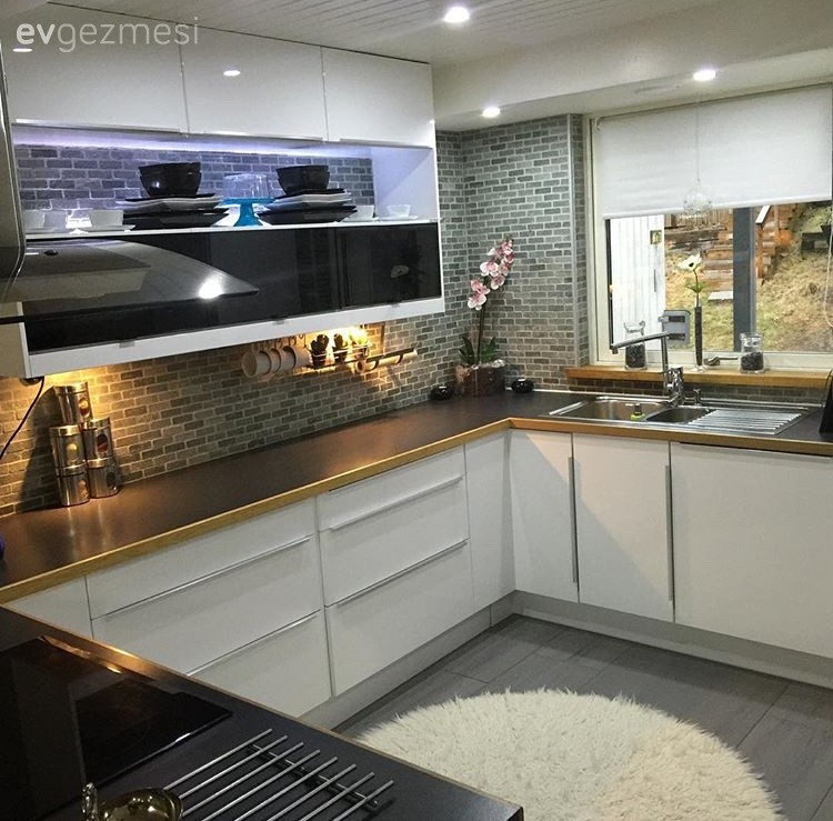 Seçil hanımın aynı odada 3 farklı alan oluşturduğu, klasik ve şık evi.