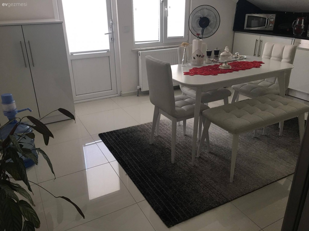 Bank, Beyaz mutfak, Çatı katı, Halı, Kırmızı, Mutfak, Mutfak masası, Siyah- Beyaz