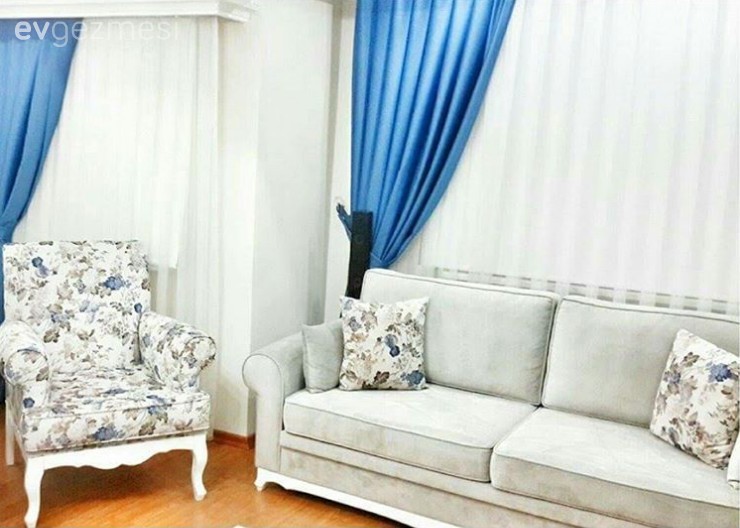 Mavinin hüküm sürdüğü dingin bir dekor..