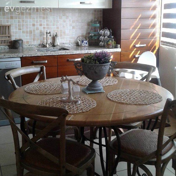 Doğal ahşap mobilyalarla rahatlatıcı doğal dekor