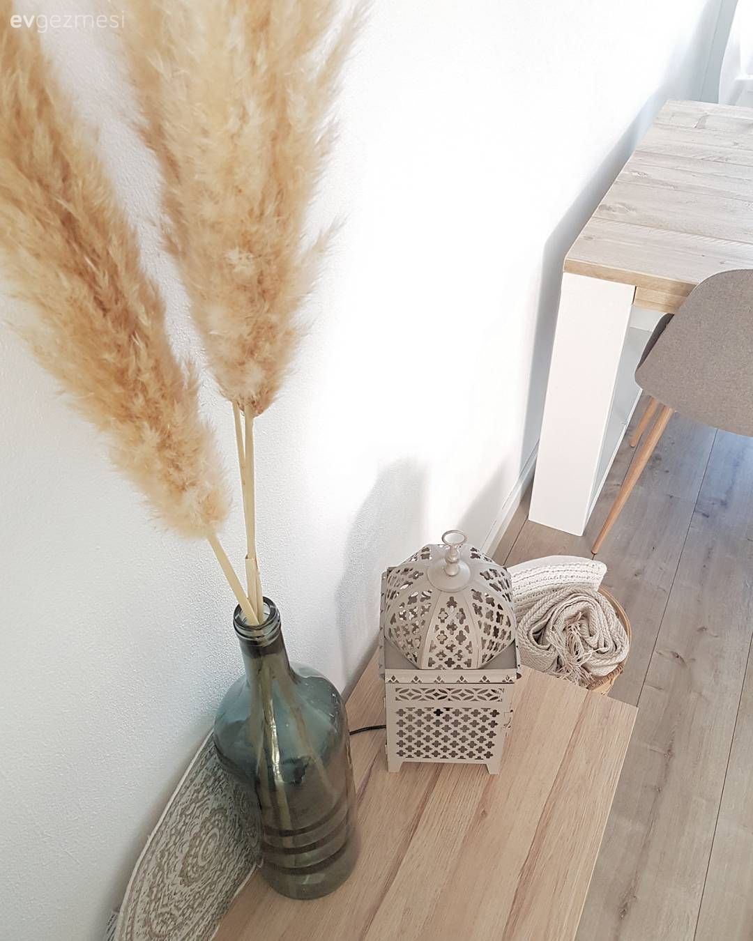 Berrak ve ışıl ışıl bir dekor. Denizi anlatmadan, anımsatan bir ev..