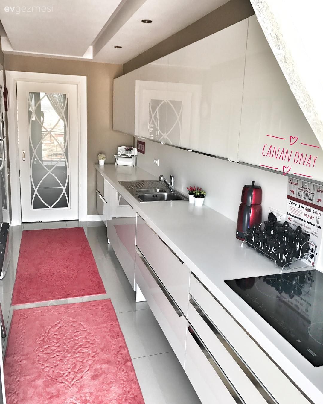 Bu İzmir Evinde Sadelik Klasik Dokunuşlarla Taçlanıyor