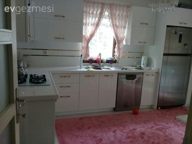 Renkli aksesuarlar ile cıvıl cıvıl. Zehra hanımın mutfağı.