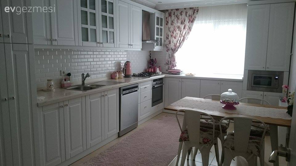 Betül hanımın mavi ve beyaz hakimiyetinde zarif ve dingin, harika evi.