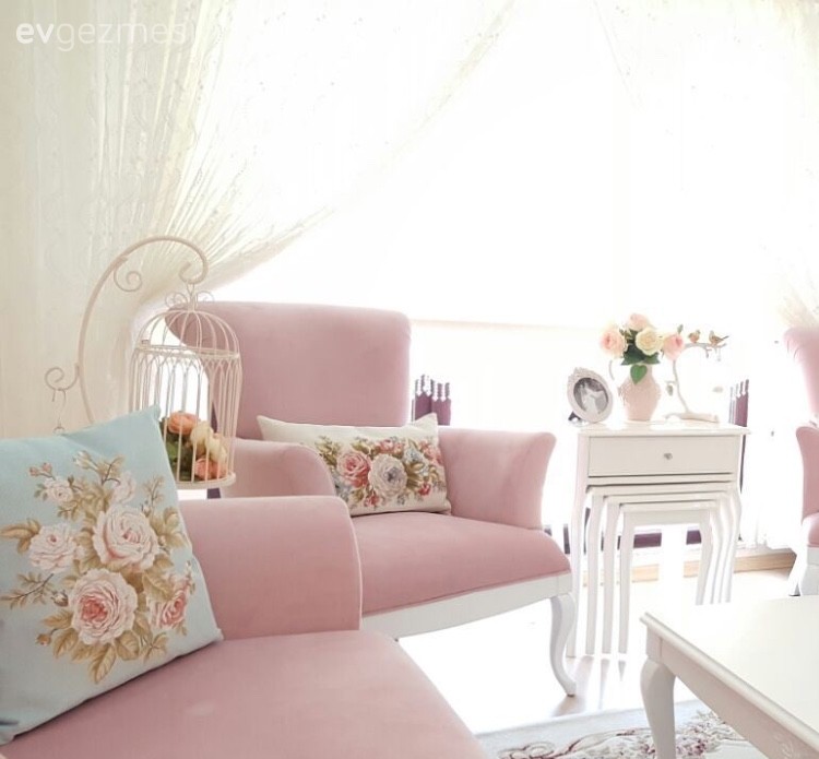 Pembenin hakimiyetinde, zarif ve tatlı bir ev..