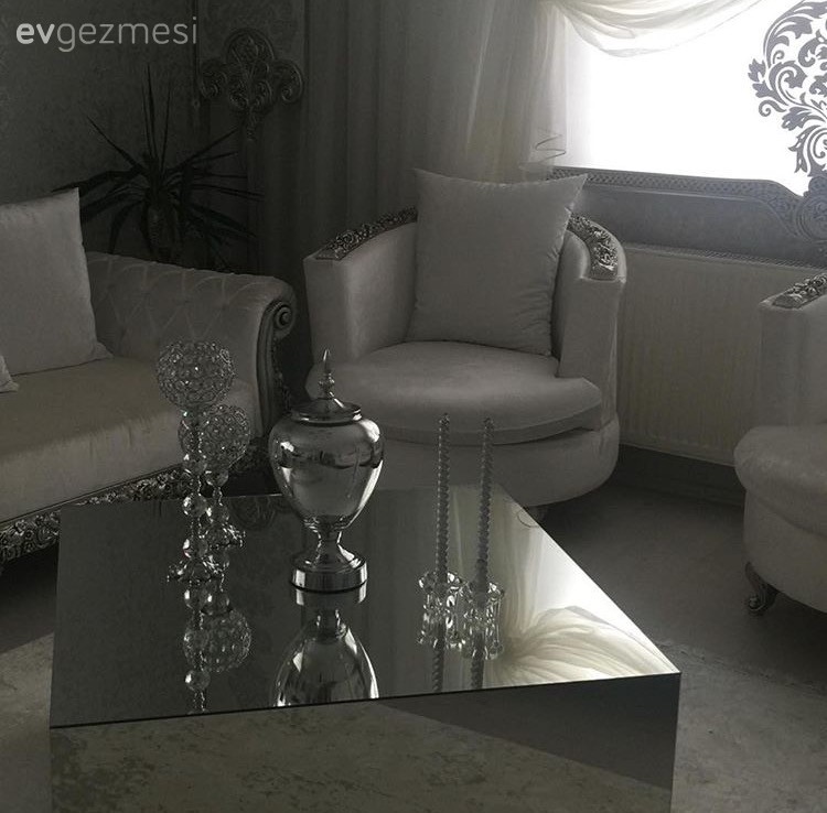 Gümüş ve beyaz uyumuyla göz alıcı bir alan: Nurgül hanımın salonu.