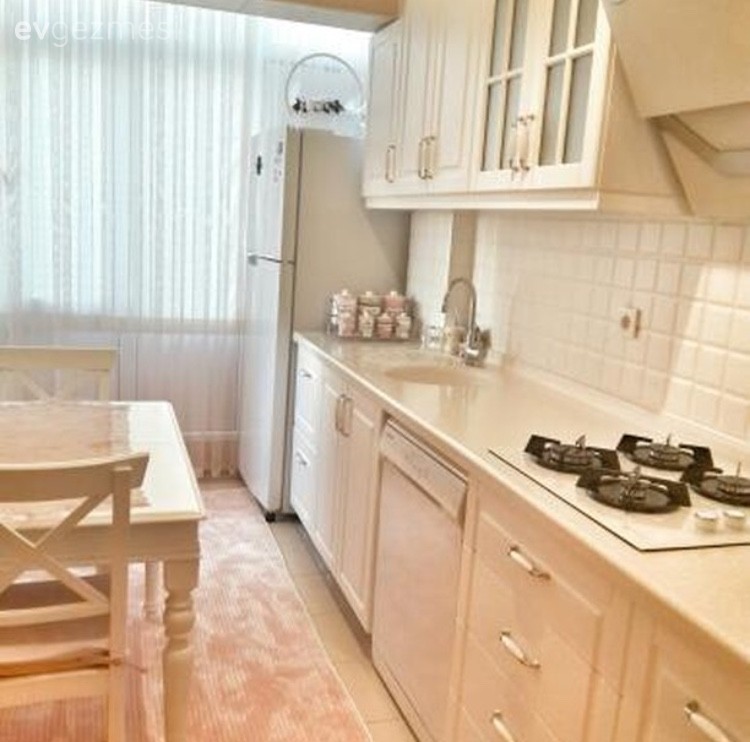 Beyaz mutfak, Country mutfak, Halı, Mutfak, Mutfak masası